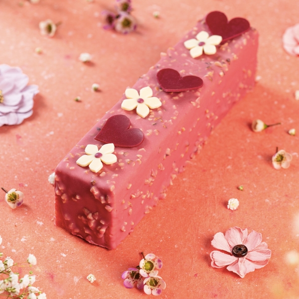 Cake cerise thé fleur de cerisier fête de mères 2025 bonne fete maman gâteau de voyage  Laurent le Daniel artisan pâtissier chocolatier macaron glacier confiseur biscuiterie traiteur mof meilleur ouvrier de France pâtisserie à rennes centre-ville alma grand quartier lices halles ille et vilaine bretagne France relais desserts haut de gamme qualité